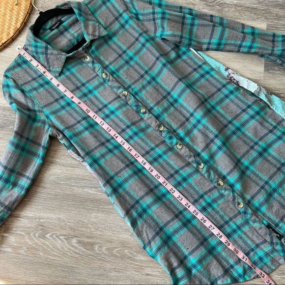 Tolani plaid floral back printed oversized flannel tunic - Picture 4 of 6